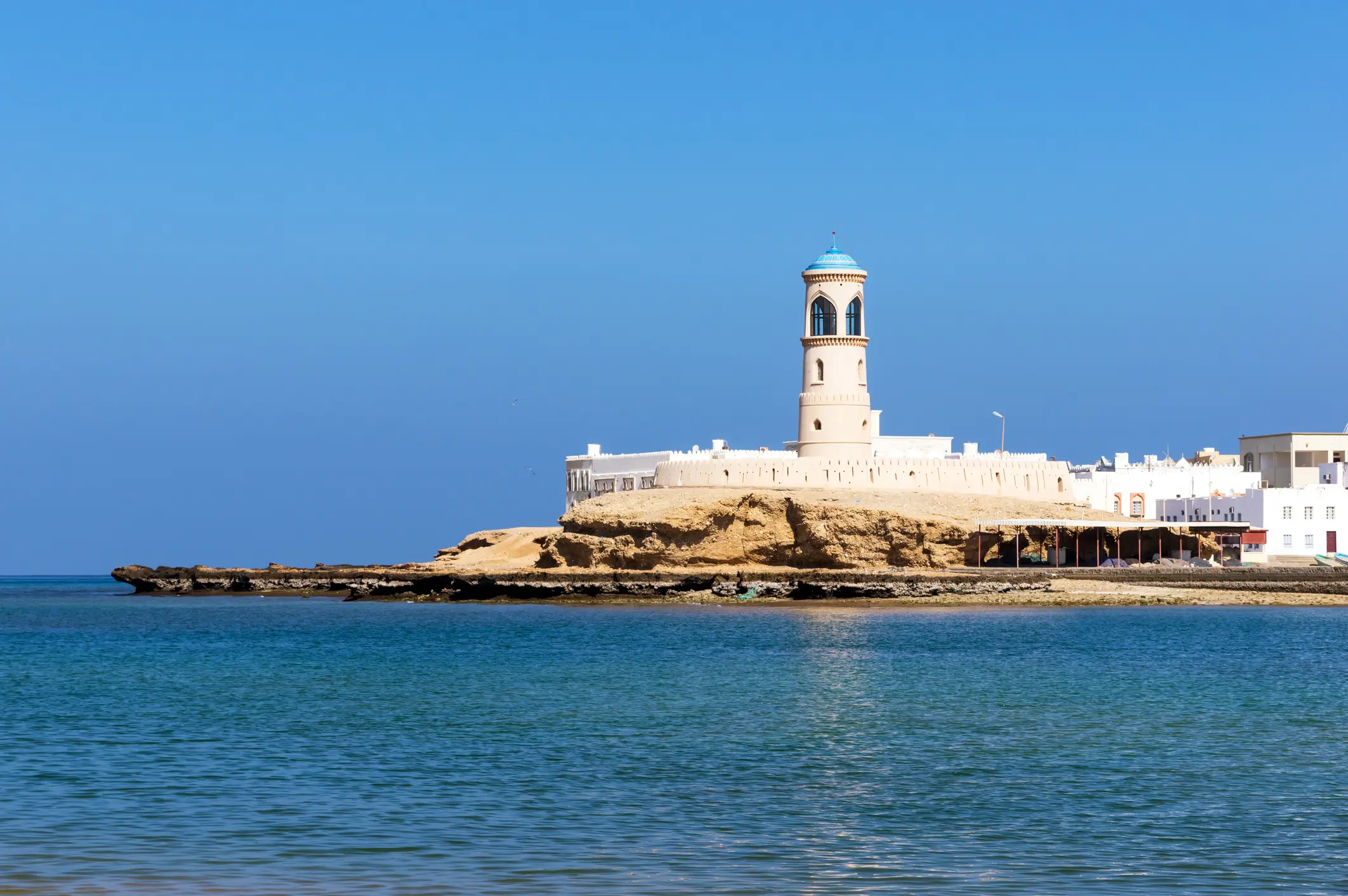 Meerespanorama mit dem Leuchtturm in Sur, Oman.

