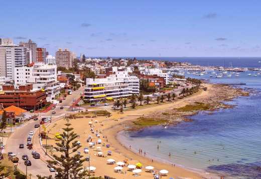 Vue sur la plage de La Mansa à Punta del Este, Uruguay

