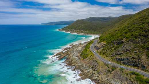 Luftaufnahme der Great Ocean Road in Australien.
