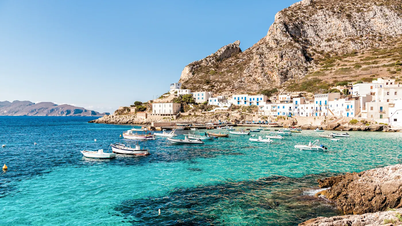 Trapani, Sizilien, Italien Boote im klaren Wasser vor dem Küstendorf, Trapani, Sizilien, Italien.