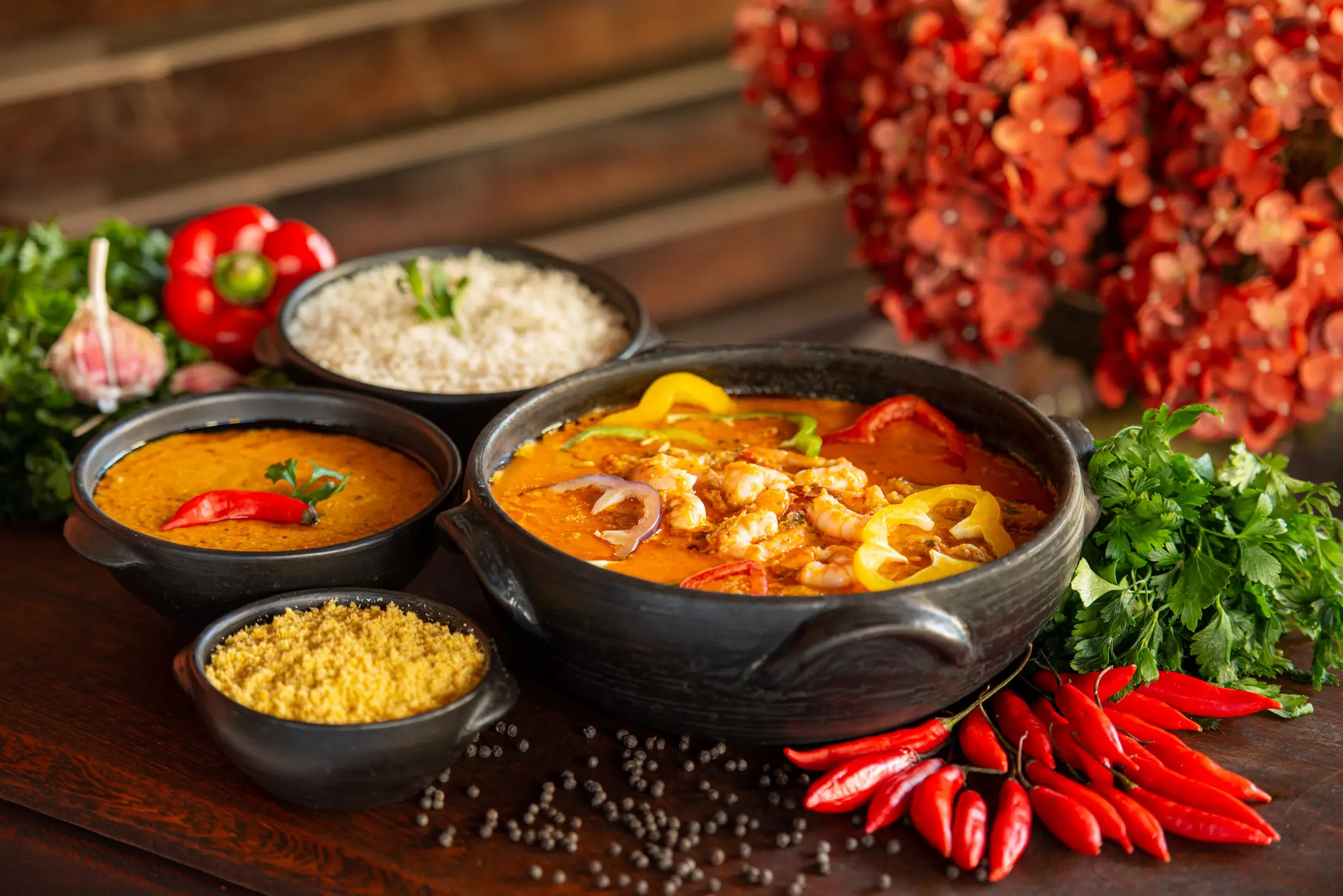 Brasilianische Küche Brasilianische Küche. Garneleneintopf, in der Regel mit Reis, Mush und Maniokmehl serviert.
