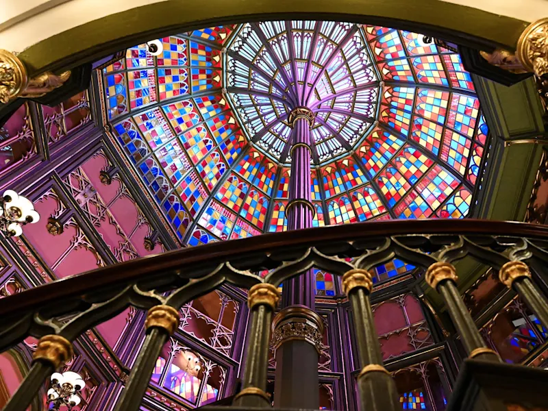 Detailansicht der farbenfrohen Glaskuppel im Alten Louisiana State Capitol. Baton Rouge, Louisiana, USA.