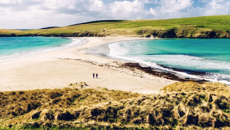 Blick auf dem Strand auf St Ninians Isle, Shetlandinseln, Schottland 