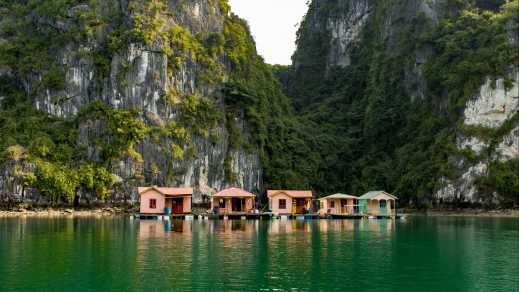 Schwimmende Dörfer im Halong Bay, Vietnam
