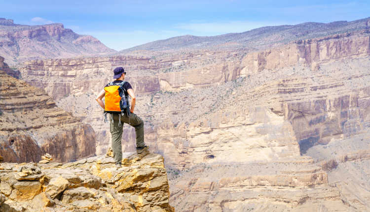 Ein Wanderer auf Balkon Wak Wanderweg in Jebel Shams, Oman.