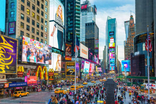 Impossible de voyager à New York sans passer par la célèbre place de Times Square entourée par les gratte-ciel et publicités géantes.