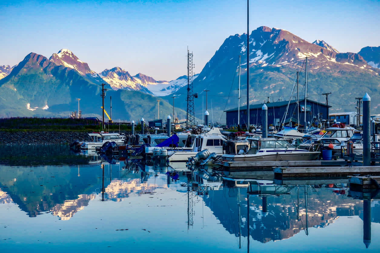 Blick auf den Hafen von Valdez in Alaska