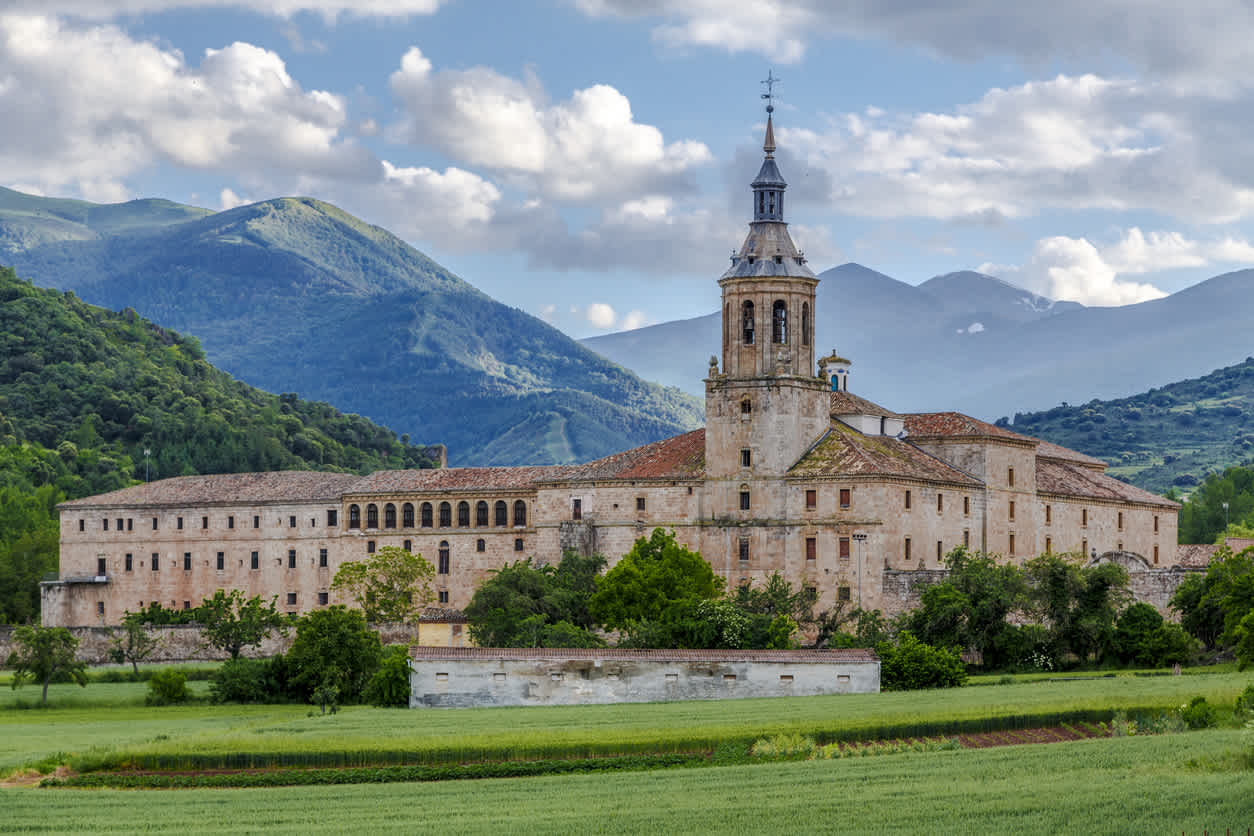 Blick auf ein Kloster im La Rioja Urlaub