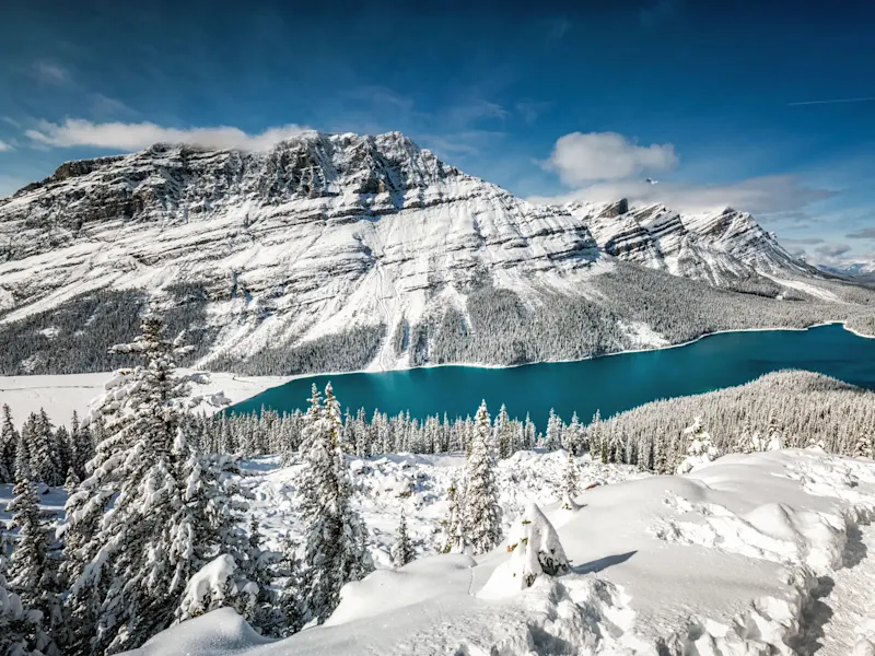 Kanada, Alberta, Banff Schneeberge und türkisfarbener See im Winter. Banff, Alberta, Kanada.