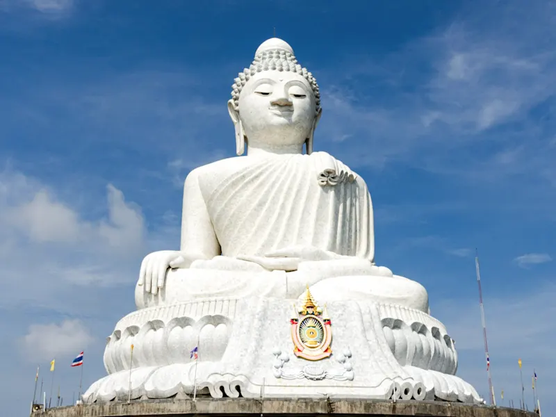 Weiße Buddha-Statue vor blauem Himmel, Big Buddha, Phuket, Thailand.
