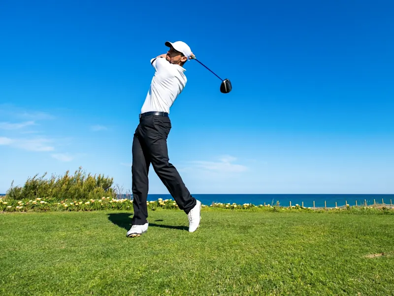Irland, Golfen Golfspieler spielt auf einem Golfplatz in Irland.