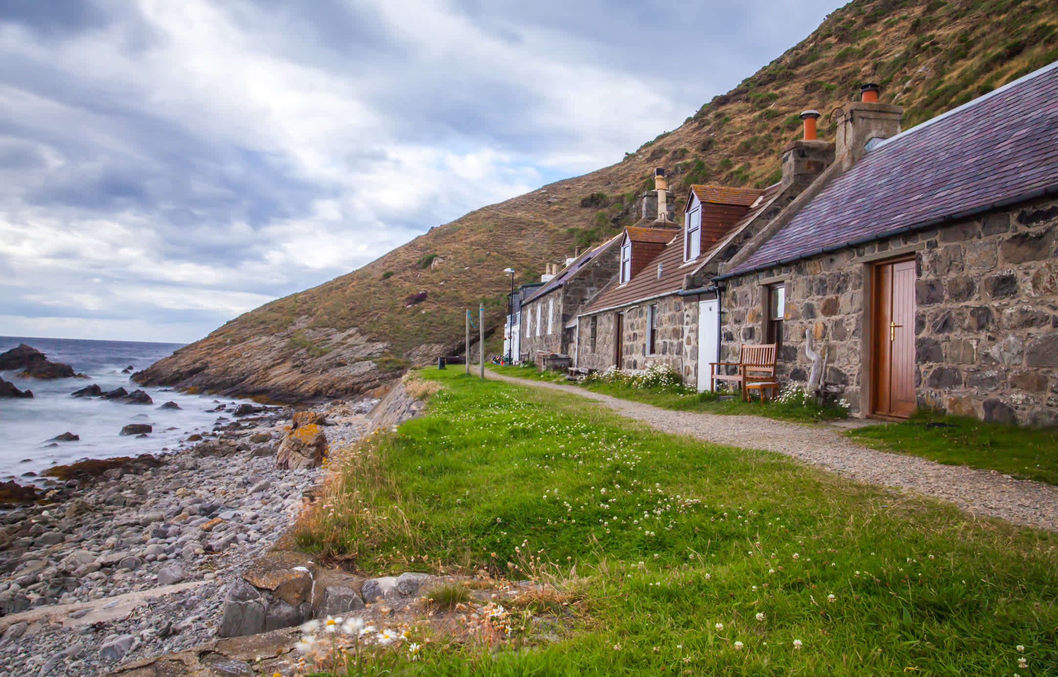 Maisons en pierre au bord de l'eau dans le village de Crovie sur la côte nord-est de l'Écosse