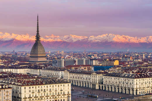 Vue aérienne sur la ville et ses montagnes, au coucher du soleil, à Turin, Piémont, Italie.