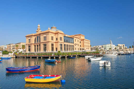 Bateaux colorés sur l'eau avec vue sur la ville de Bari, dans les Pouilles, en Italie.