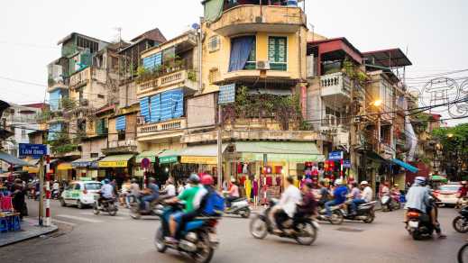 Un carrefour d'Hanoï pris d'assaut par des mobylettes. Une prise de vue typique que vous pourrez découvrir pendant votre voyage au Vietnam.