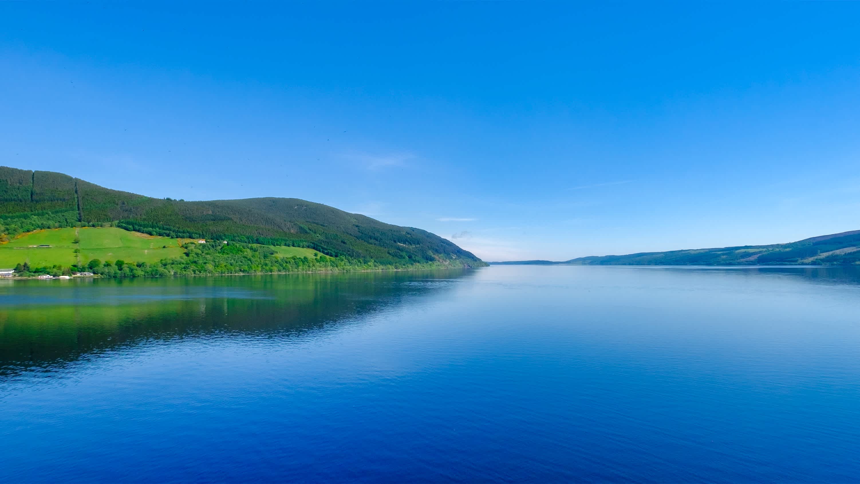 Vue sur le lac d'eau douce Loch Ness, en Écosse 