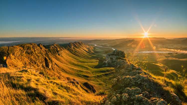 Magnifique coucher de soleil sur la baie de Te Mata Peak Hawk que vous aurez la chance de découvrir pendant votre voyage sur mesure en Nouvelle-Zélande.