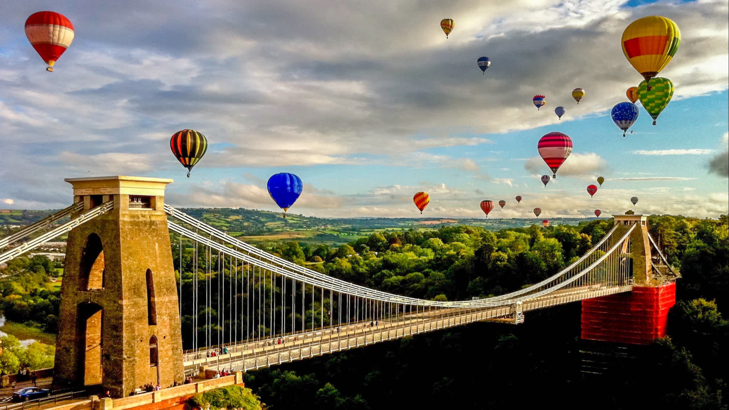 Heißluftballons über Hängebrücke in Bristol, England. 

