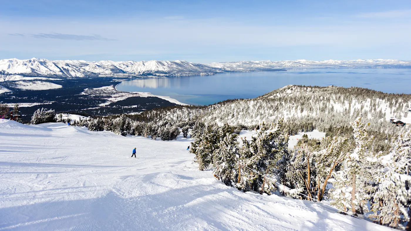 États-Unis, Lake Tahoe, ski Station de ski avec vue sur le lac Tahoe, entouré de montagnes enneigées. Lake Tahoe, Californie, États-Unis.