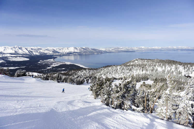Blick auf den Lake Tahoe von von einer Skipiste aus
