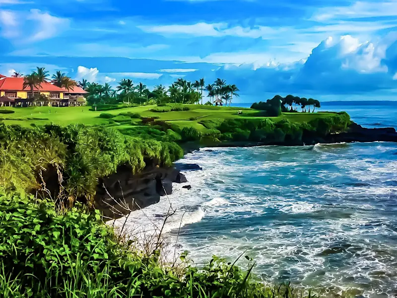 Indonesien, Bali, Tanah Lot. Küstenlandschaft mit grünem Golfplatz und dramatischen Wellen. Tanah Lot, Bali, Indonesien.