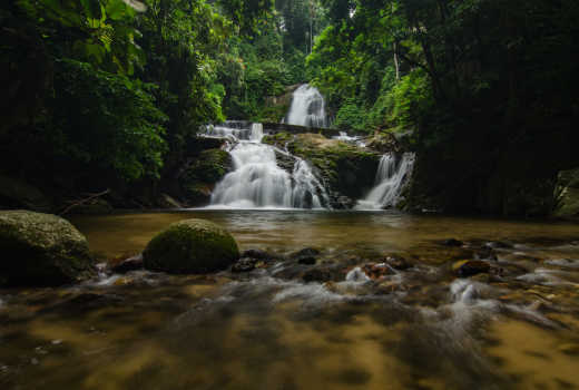 Blick auf den Four Steps Waterfall im Taman Negra, Malaysia. 