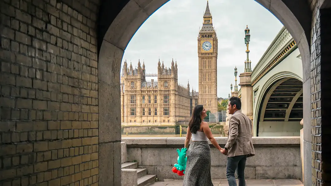 Paar am Ufer der Themse. London, England