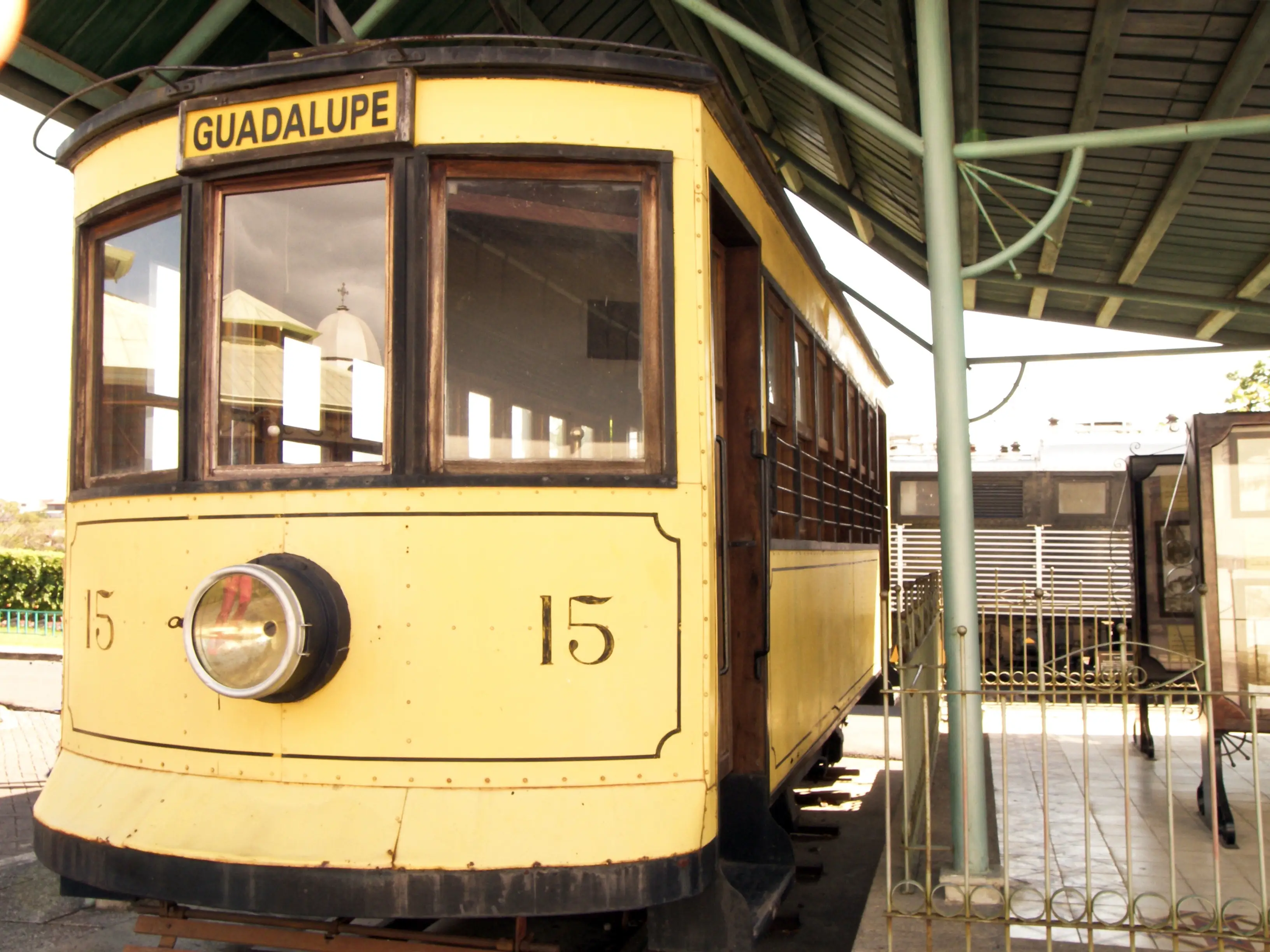 Historische gelbe Straßenbahn mit der Aufschrift "Guadalupe" in San José. San José, Zentralamerika, Costa Rica.