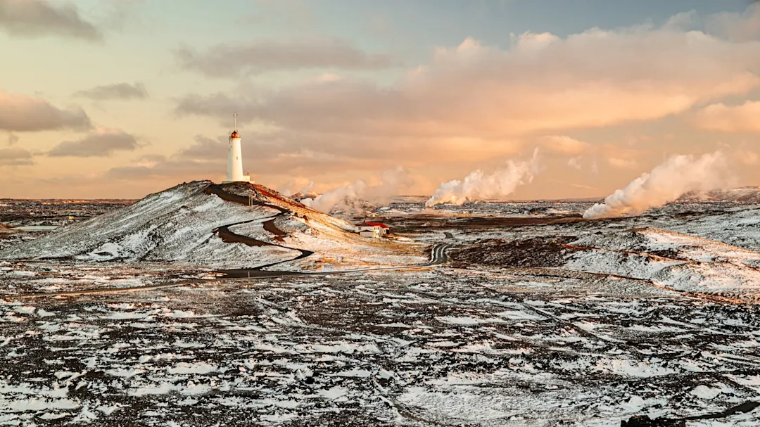 Leuchtturm von Reykjanesviti bei Sonnenaufgang, Keflavík, Island.
