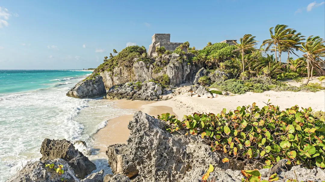 Ruinen des Maya-Tempels mit Blick auf das Karibische Meer und den Strand. Tulum, Quintana Roo, Mexiko.