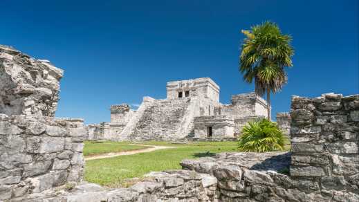 Blick auf die Maya Ruine El Castillo in Tulum Mexiko