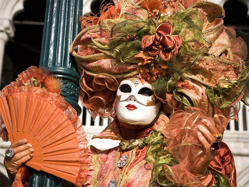 Venedig, Venetien, Italien Person in venezianischer Maske und festlicher Kleidung, Venedig, Venetien, Italien.