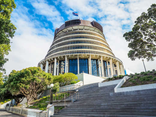 Découvrez l'architecture étonnante d'une partie du Parlement de Wellington surnommé "Beehive" pendant votre voyage à Wellington.