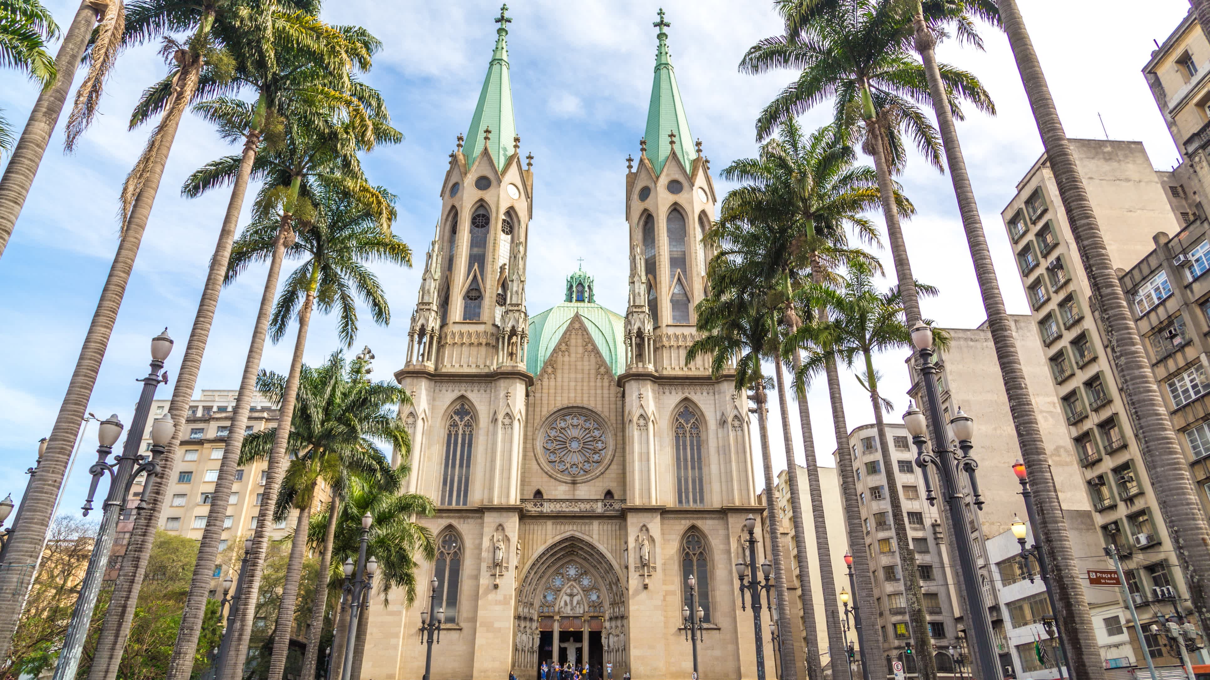 La cathédrale de São Paulo au Brésil avec son esplanade bordée de palmiers