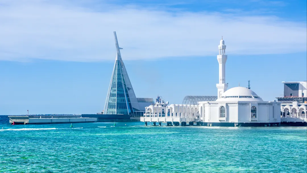 Das Panorama der schwimmenden Moschee mit Meer im Vordergrund, Dschidda, Saudi-Arabien.