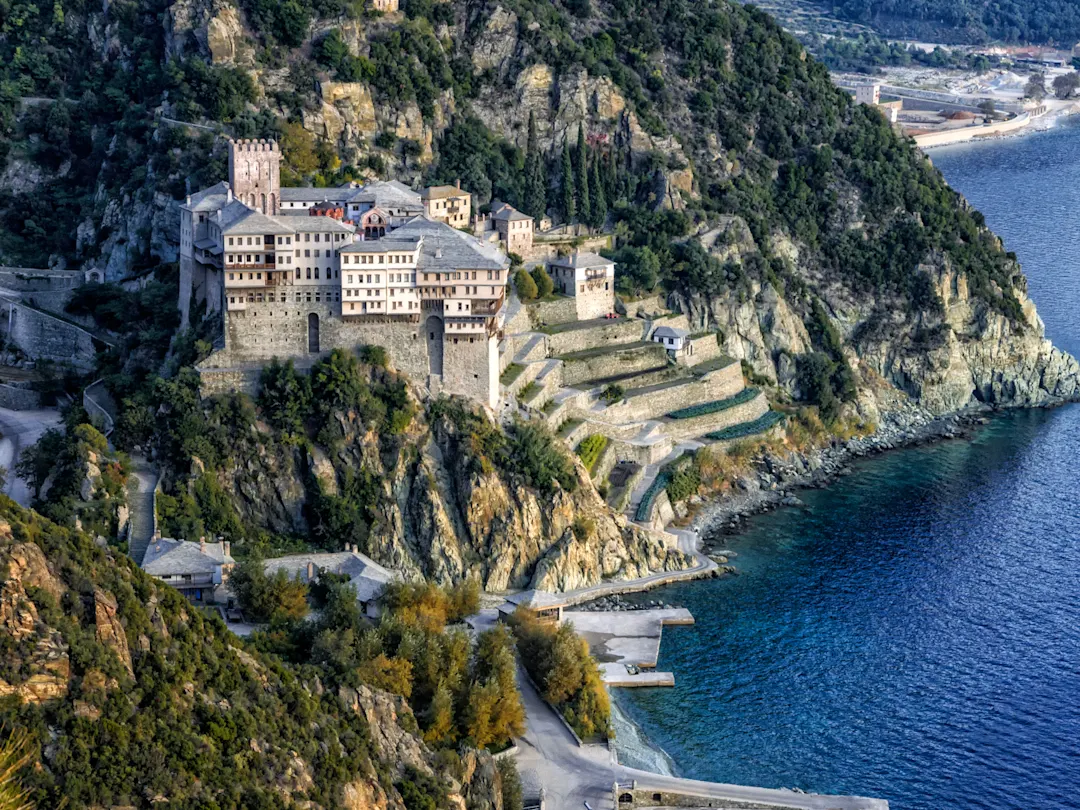Orthodoxes Kloster an einer felsigen Küste mit Blick auf das Meer, Athos-Halbinsel, Chalkidiki, Griechenland.