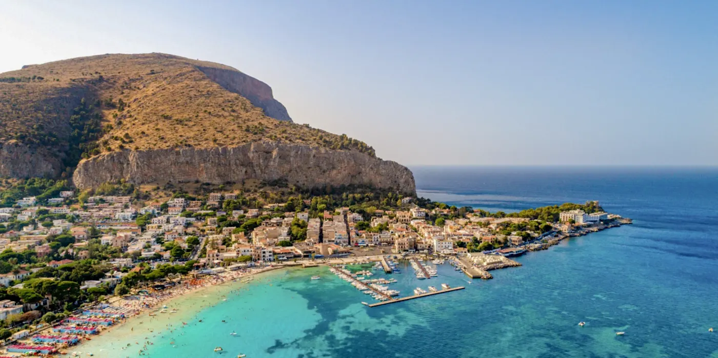 Mondello, Palermo, Italien Luftbild von Mondello mit Strand, Meer und dem Monte Pellegrino. Mondello, Palermo, Italien.