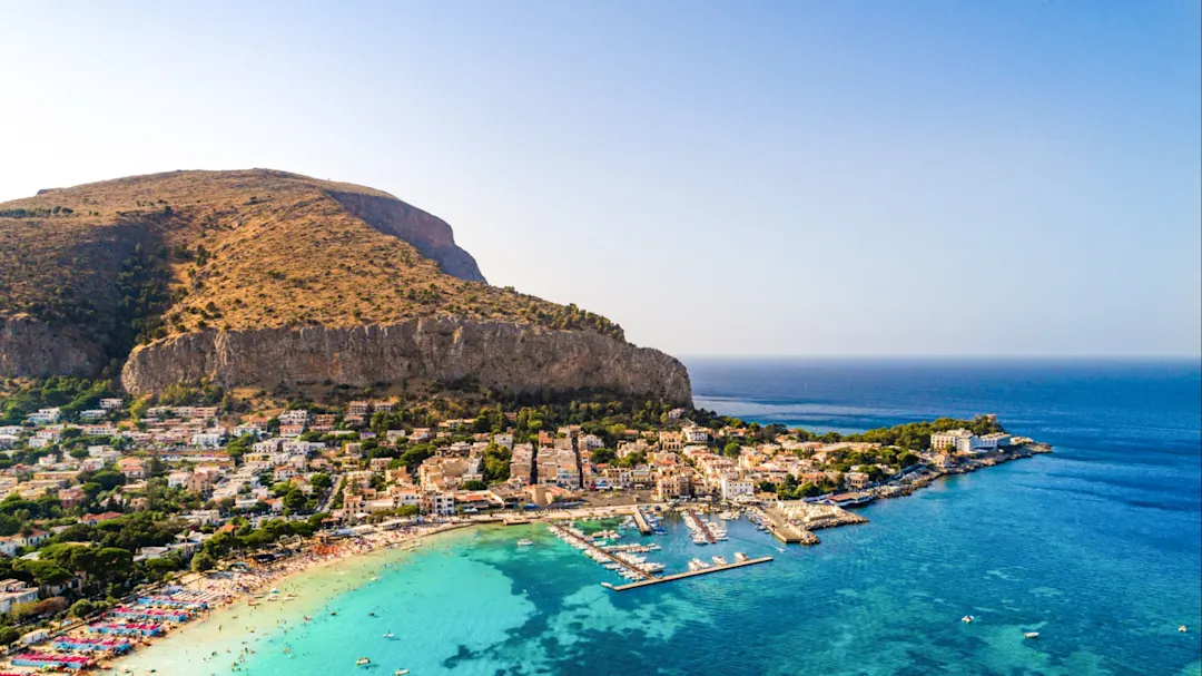 Luftbild von Mondello mit Strand, Meer und dem Monte Pellegrino. Mondello, Palermo, Italien.