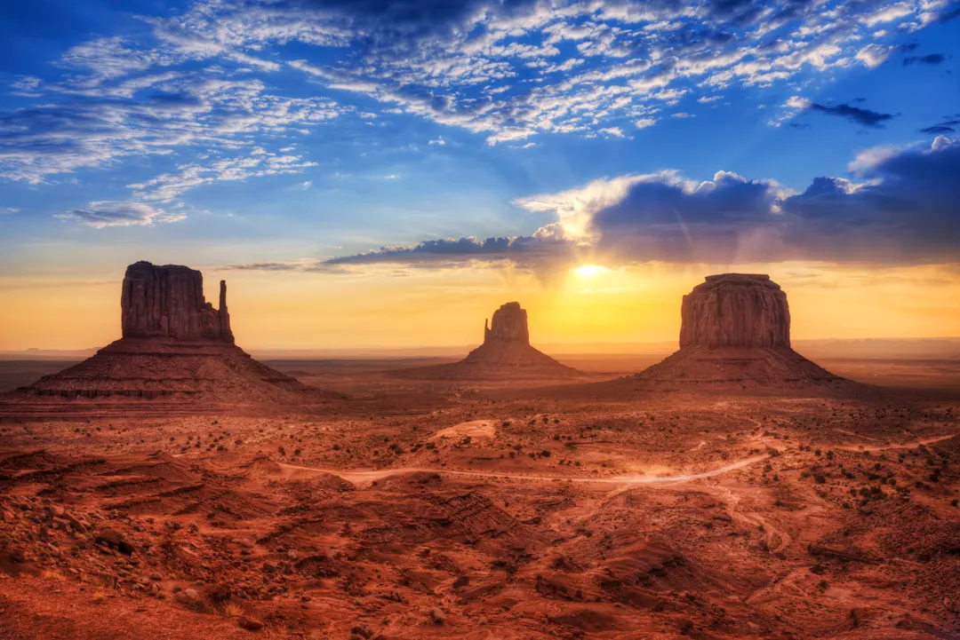 Sonnenuntergang über dem Monument Valley an der Grenze zwischen Arizona und Utah, USA.