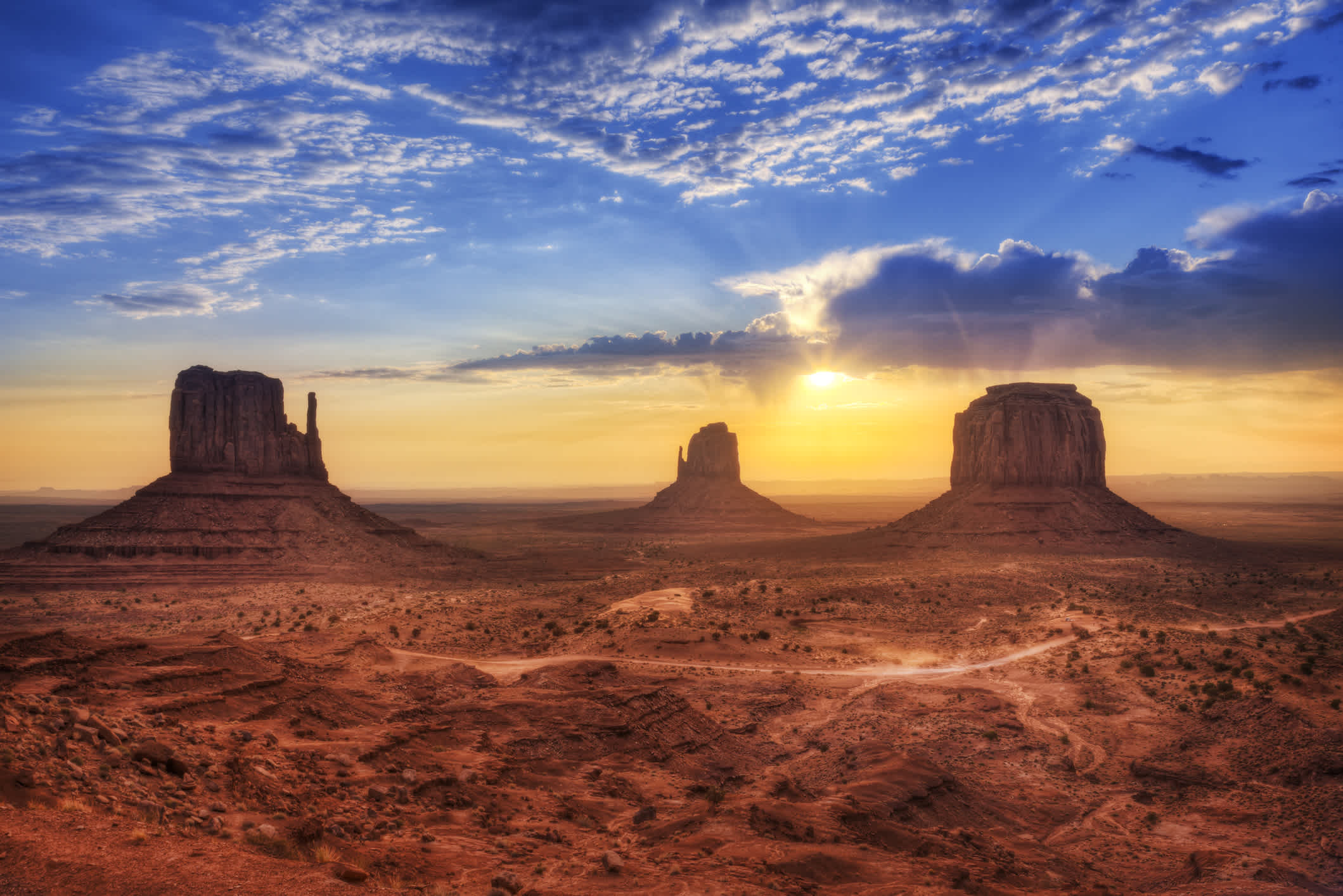 Coucher de soleil sur Monument Valley, à la frontière entre l'Arizona et l'Utah aux États-Unis.