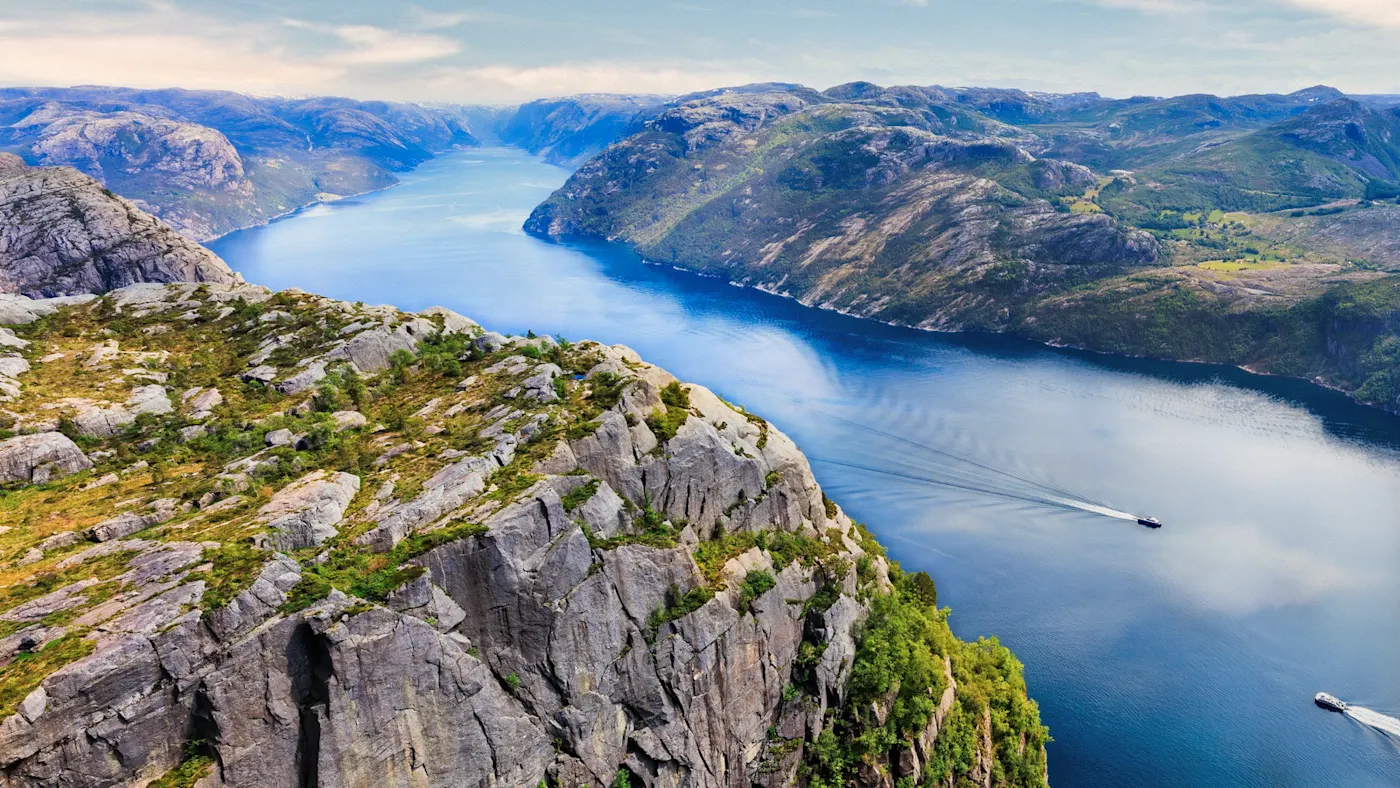 Norwegen, Rogaland, Lysefjord Das Panorama mit den Kanzelfelsen und Lysefjord, Rogaland, Norwegen.