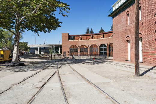Rails de train devant le Railroad Museum à Sacramento, en Californie