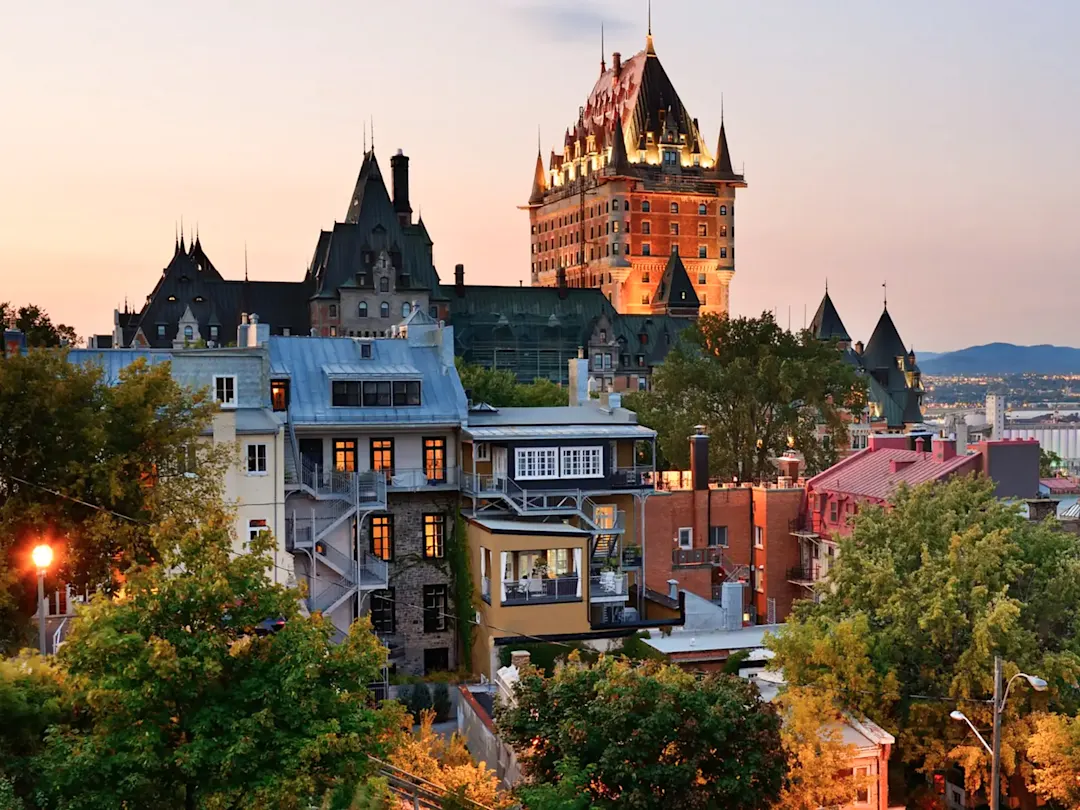Château Frontenac bei Sonnenuntergang mit Altstadt. Québec City, Québec, Kanada.