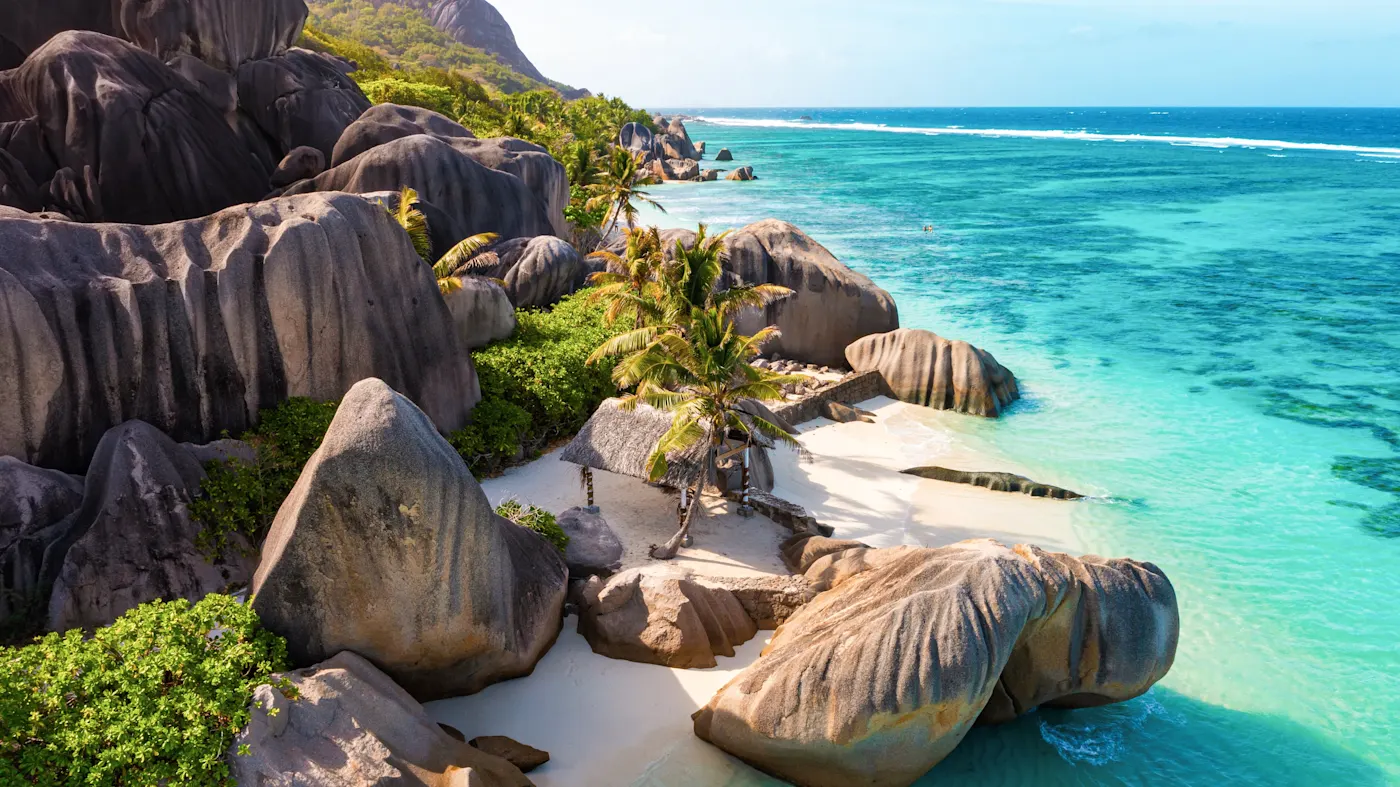 La Digue, Seychellen Granitfelsen und türkisblaues Wasser an einem tropischen Strand. La Digue, Seychellen.