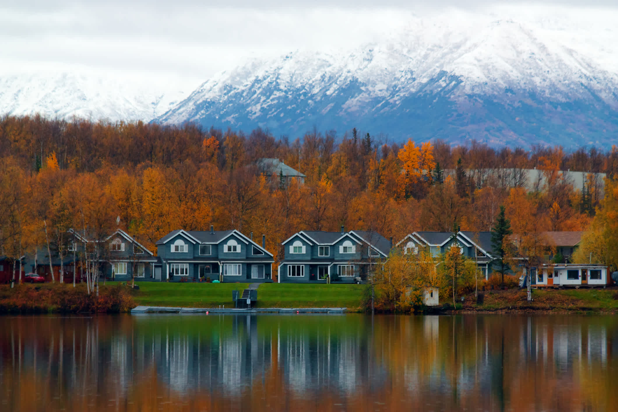 Maisons au bord d'un lac à Wasilla en automne, Alaska, États-Unis.