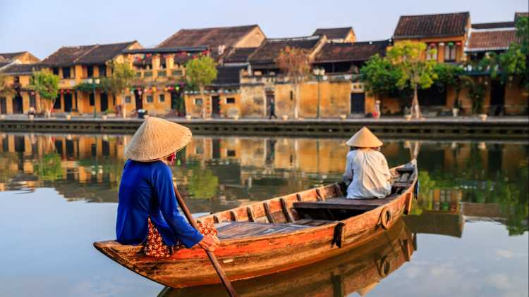 Vietnamesische Frauen auf dem Boot in Altstadt von Hội An, Vietnam