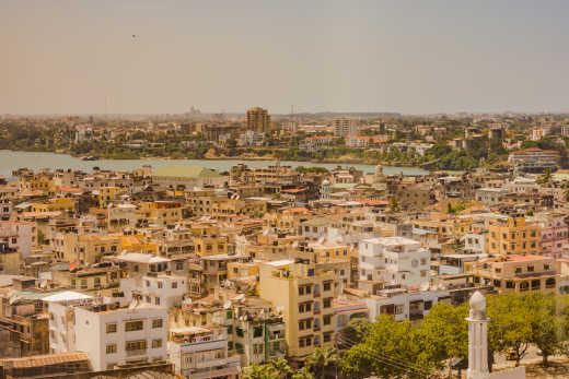 Blick aus der Luft auf die Insel Mombasa, Kenia.
