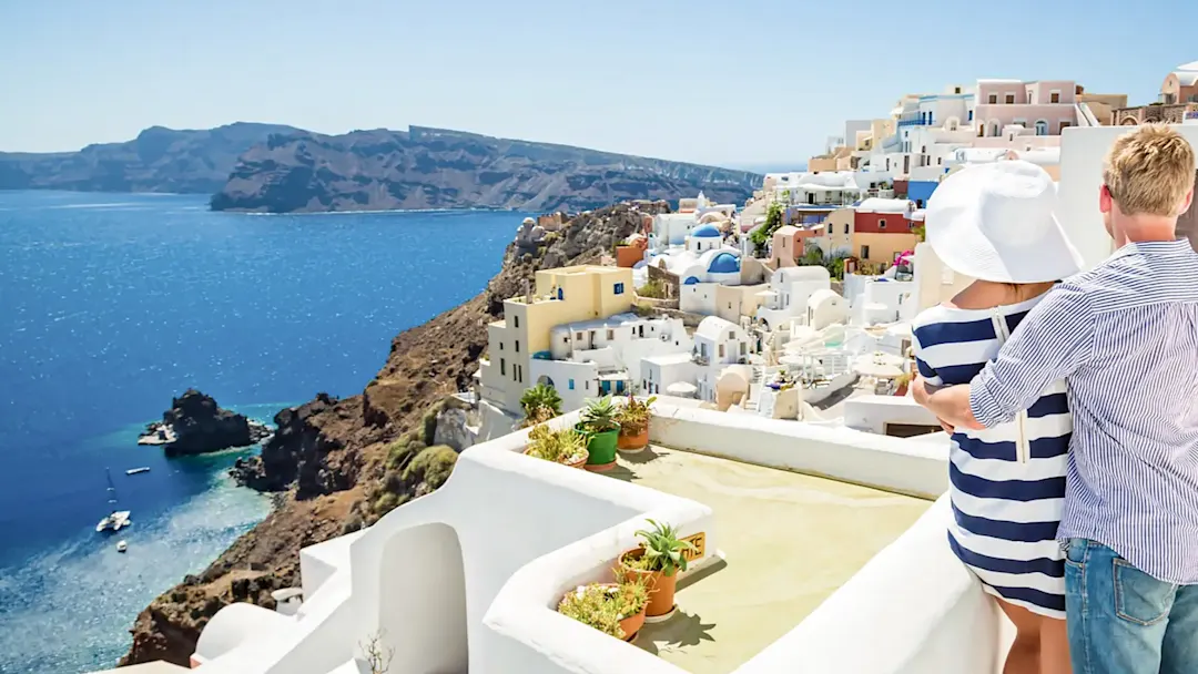 Glückliches junges Paar auf der Insel Santorin, Griechenland