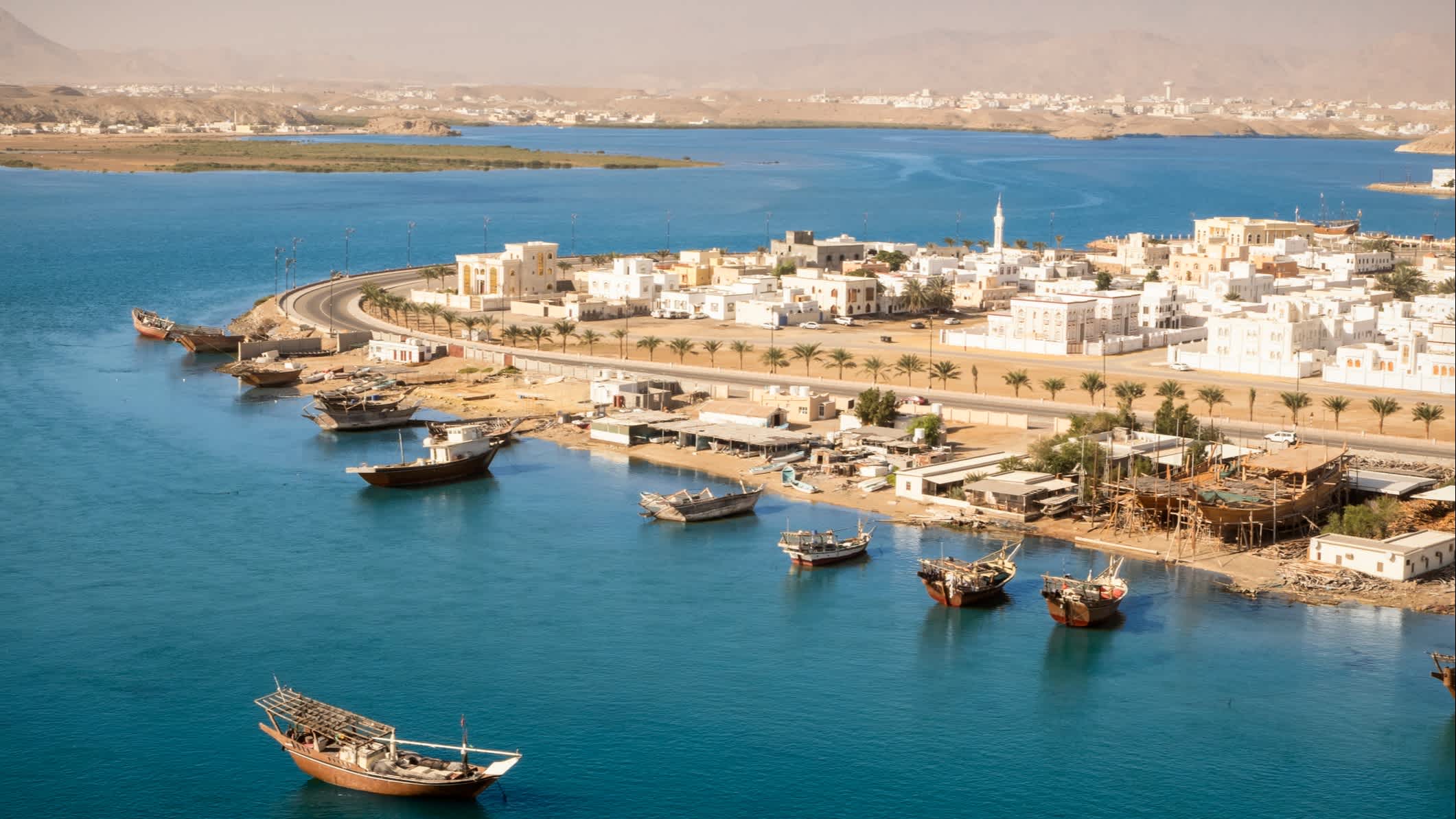 Ansicht von Sur im Oman mit traditionellen hölzernen Dhau Schiffe .