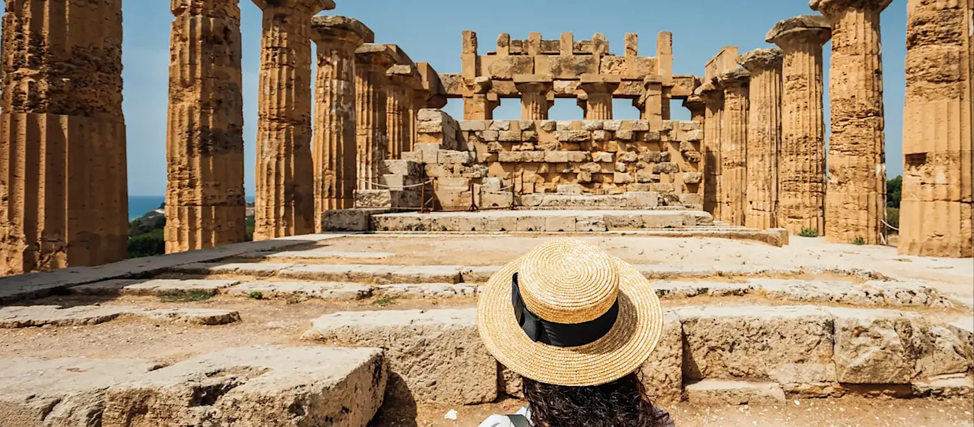 Une dame avec un chapeau de paille voit une ruine d'un temple ancienne à Selinunte. Sicilie, Italie.